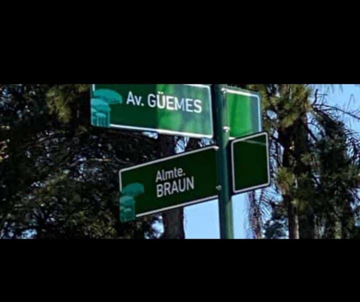 Insólito: colocaron carteles con errores en calles y avenidas de San Pedro