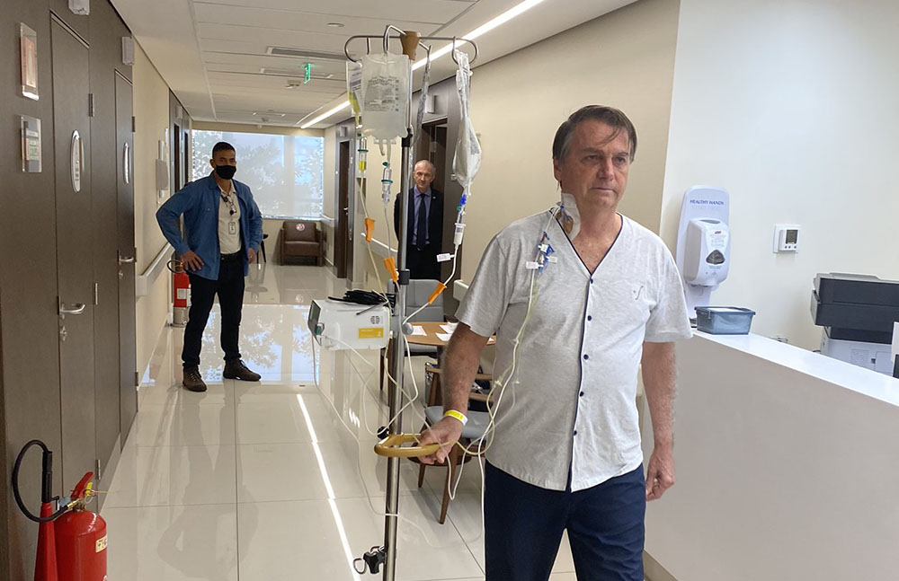 Bolsonaro evoluciona satisfactoriamente y espera ser dado de alta