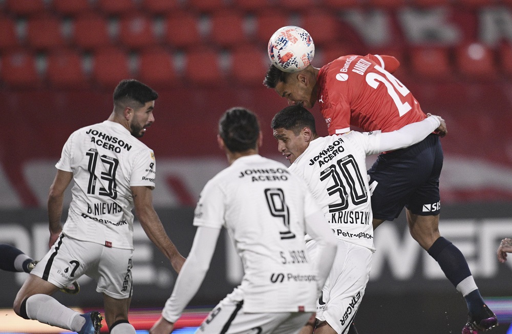 NOTICIAS ARGENTINAS BAIRES,
JULIO 28: Escena del partido
que esta tarde disputan
Independiente y Patronato de
Paraná en el estadio
"Libertadores de América" por
la tercera fecha de la Liga
Profesional. Foto NA: CAI