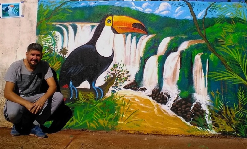 El expetrolero que le pone color a las calles de Posadas