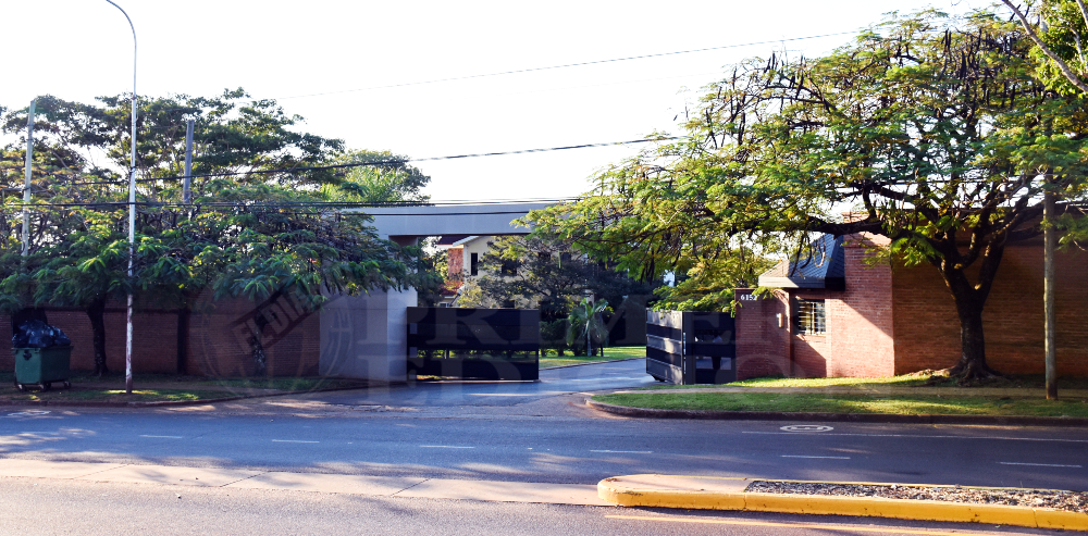 “La administradora se equivoca, no es un club sino un barrio donde elegimos vivir en paz”