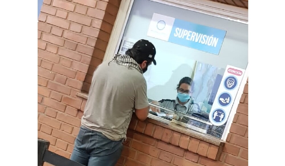 Dejan ingresar al país al abogado varado durante dos meses en el puente