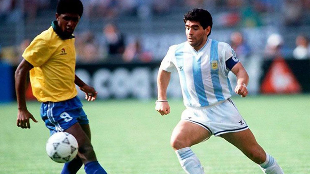 Subastan la camiseta que Maradona usó contra Brasil en Italia 90