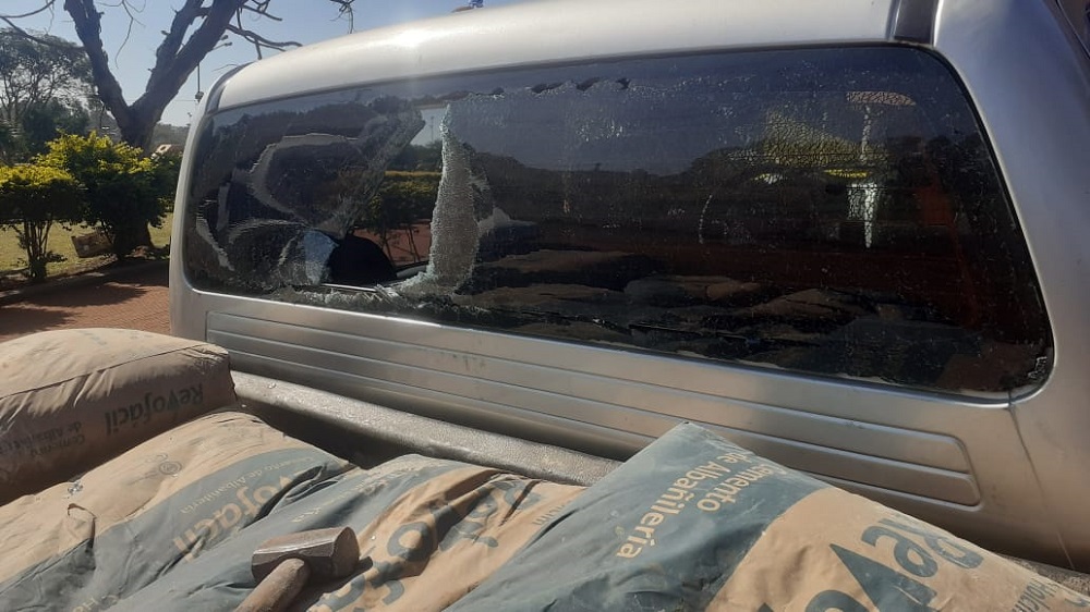 Padre e hijo detenidos por amenazar a su exjefe y destrozar su camioneta