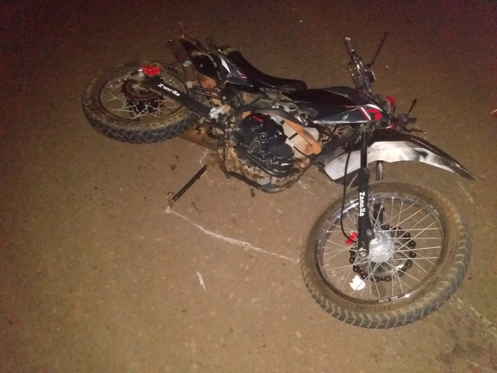Motociclista chocó a una vaca, cayó, lo embistió un auto y falleció