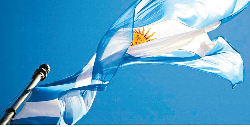 Azul o celeste, de qué color es la bandera argentina? 