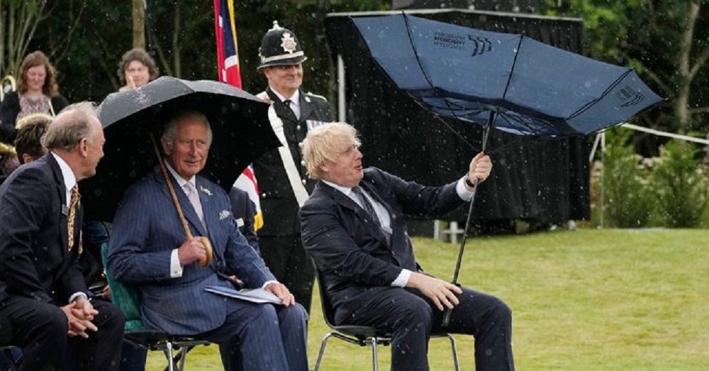 El primer ministro británico hizo reír a todos en ceremonia por policías caídos