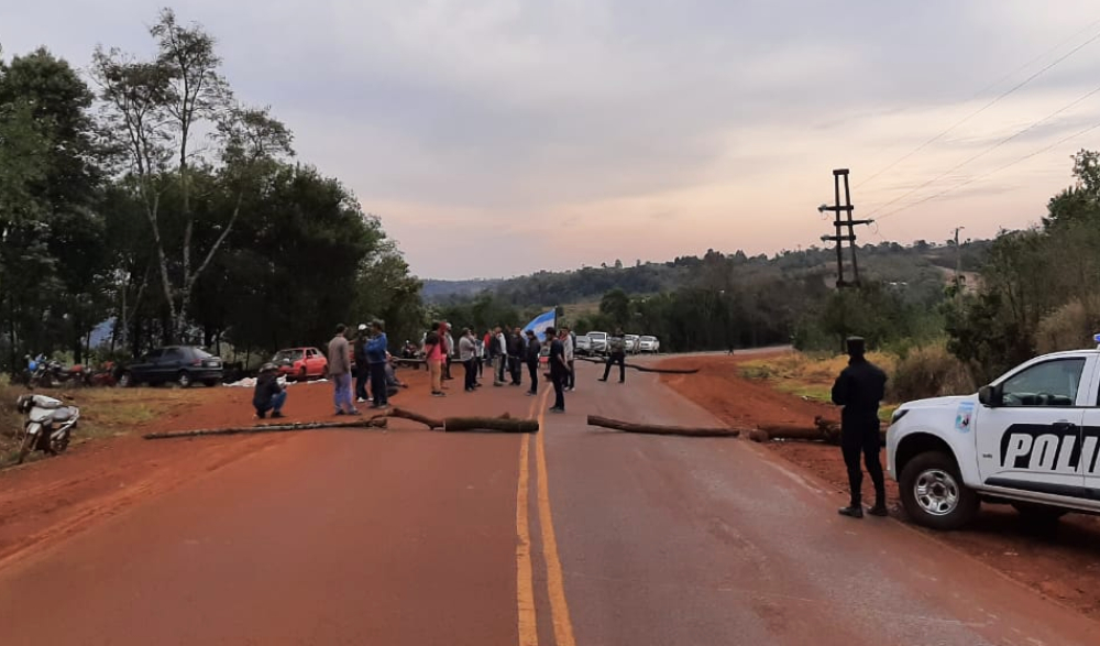 Vecinos autoconvocados cortan la ruta 20 en paraje Piray Guazú