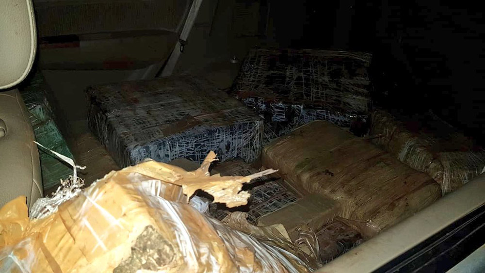 Secuestran dos vehículos cargados de marihuana