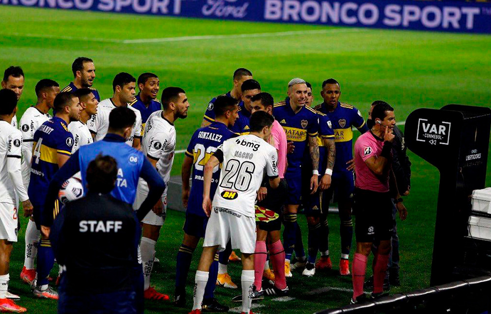Conmebol borró a los árbitros de las polémicas con el VAR de Boca-Mineiro