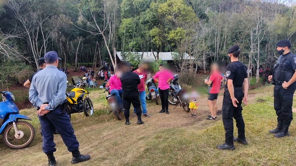 Clausuran fiesta clandestina con 300 participantes en una chacra
