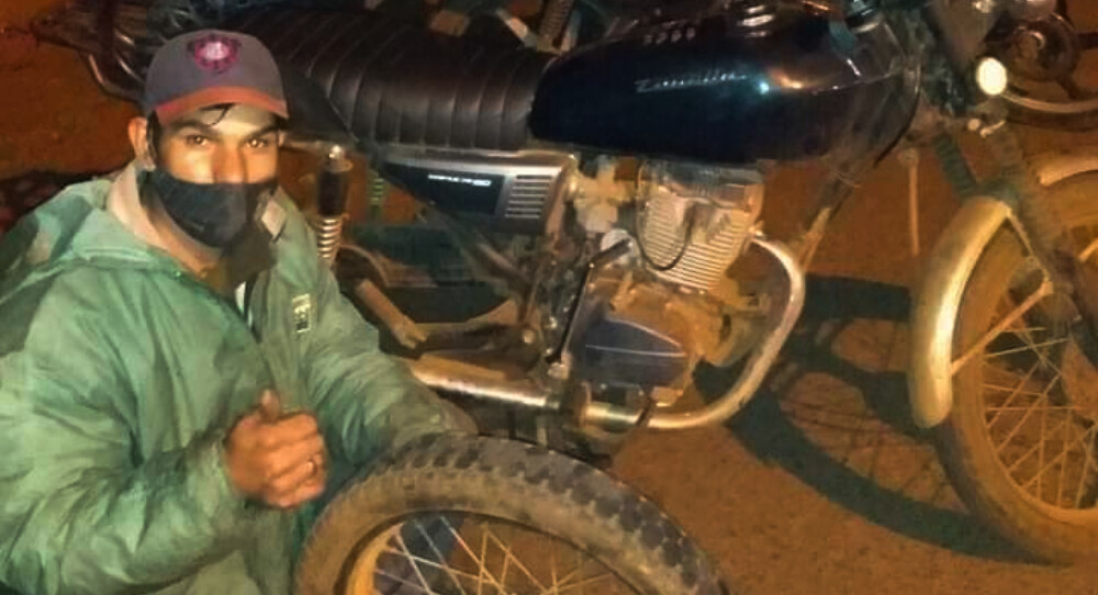 Tiene una gomería móvil en su moto y brinda auxilio en la calle