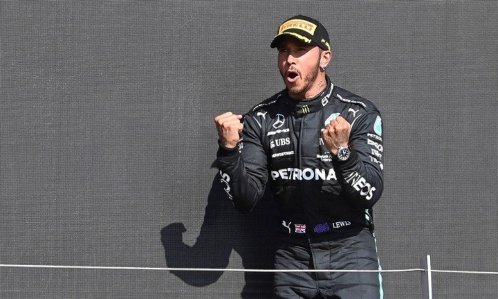 Hamilton volvió al triunfo tras sacar de carrera al líder Verstappen