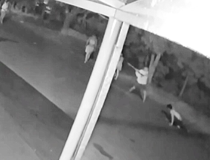 Amenazó con prender fuego la casa de su pareja y lo garrotearon