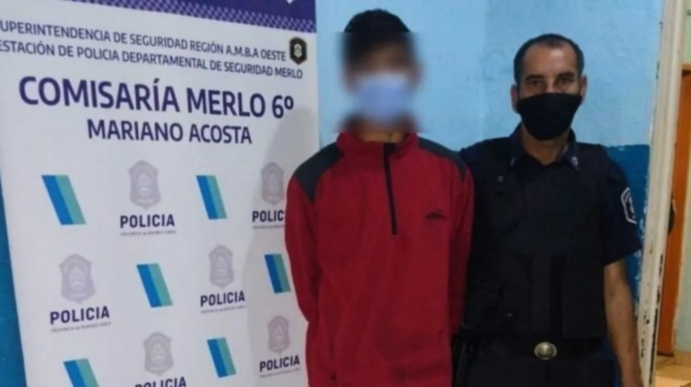 Levantó una pared para dividir la casa y sus hijastros lo asesinaron