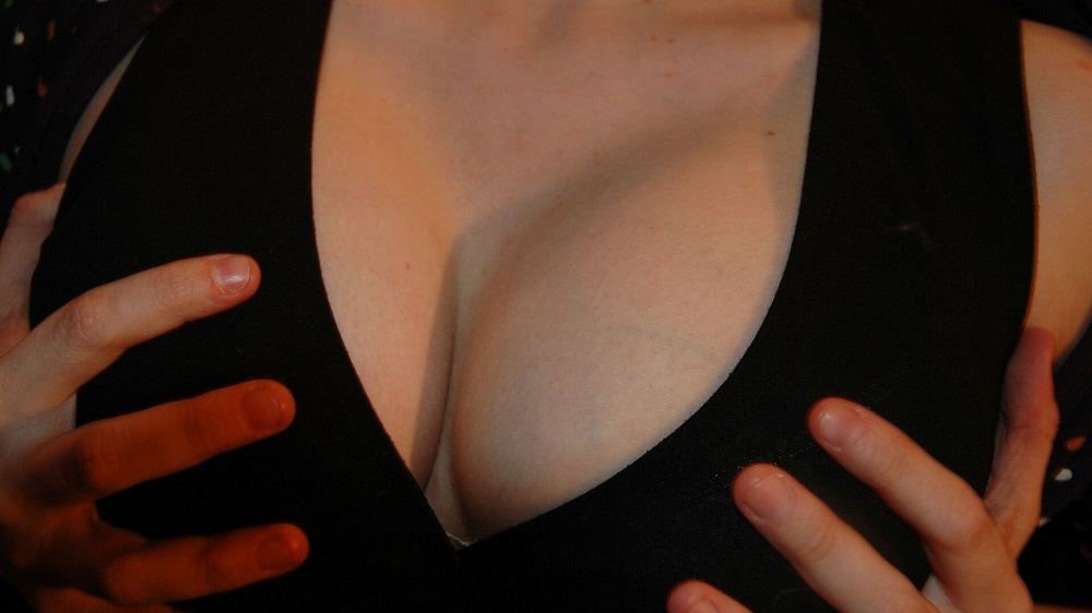 Mujeres con “senos más grandes” tras recibir la vacuna de Pfizer