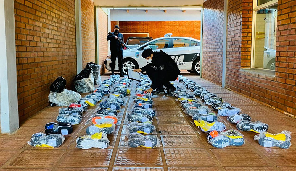 Lo descubrieron con el auto lleno de zapatillas de contrabando