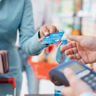 Tarjetas de crédito: crece el uso en las compras de consumos básicos