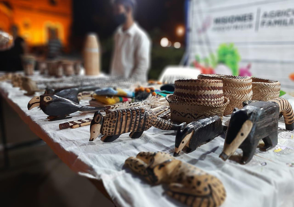 Exposición de artesanías mbya guaraní en la costanera posadeña