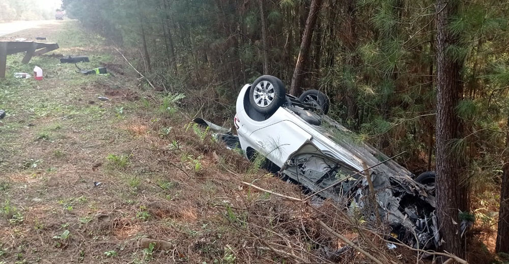 Un automóvil chocó contra un camión y terminó volcando en El Alcazar