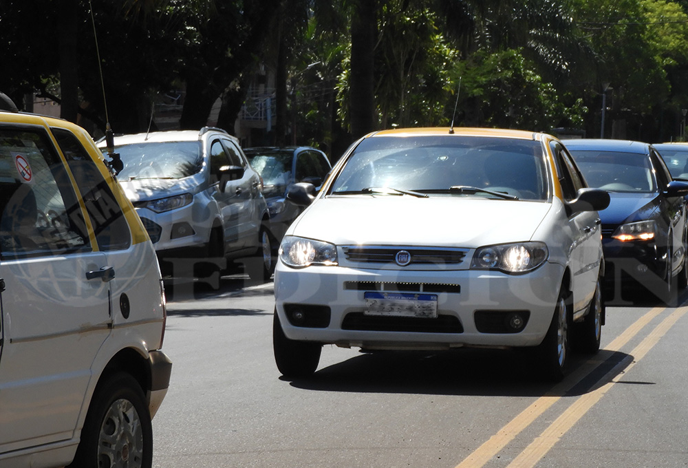 Peones de taxi reclaman por aumento de alquileres de los vehículos