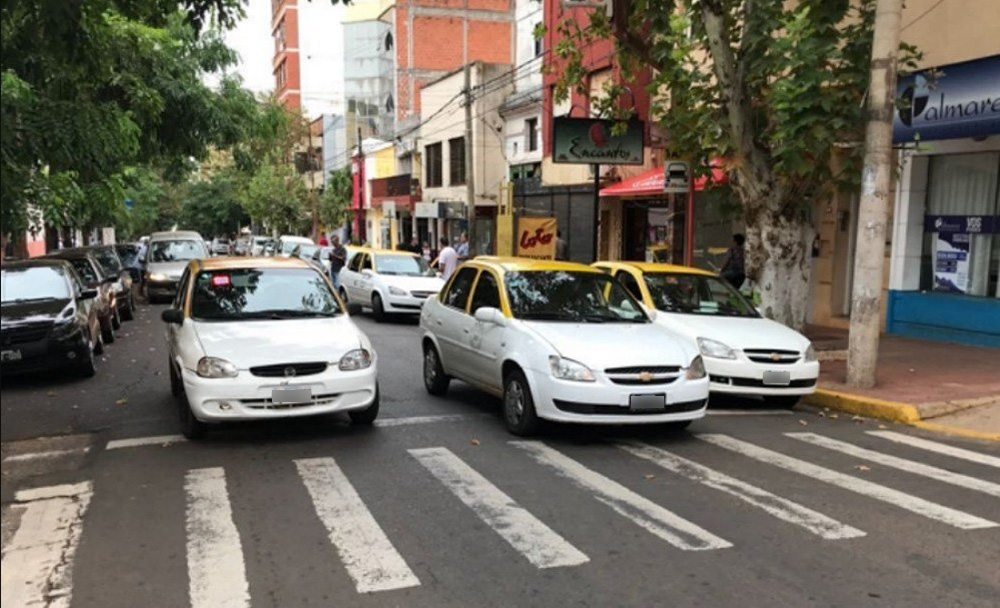 Peones de taxi reclaman por aumento de alquileres de los vehículos