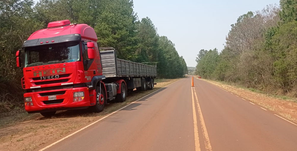 Un automóvil chocó contra un camión y terminó volcando en El Alcazar