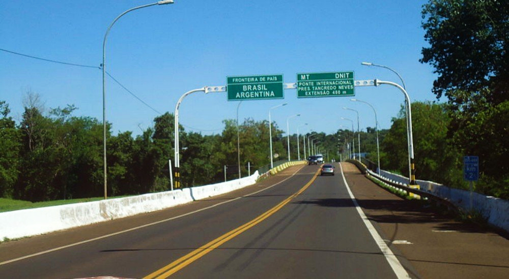 Guías de turismo pintarán el puente Tancredo Neves del lado brasilero