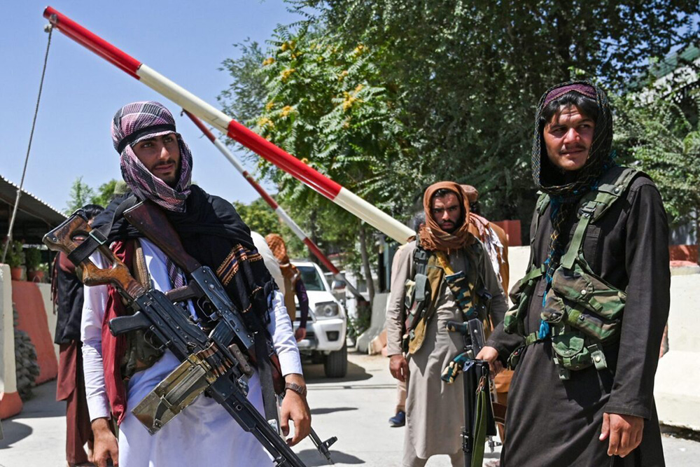Afganistán: la ONU retiró a su personal, el FMI bloqueó fondos y HRW está en alerta