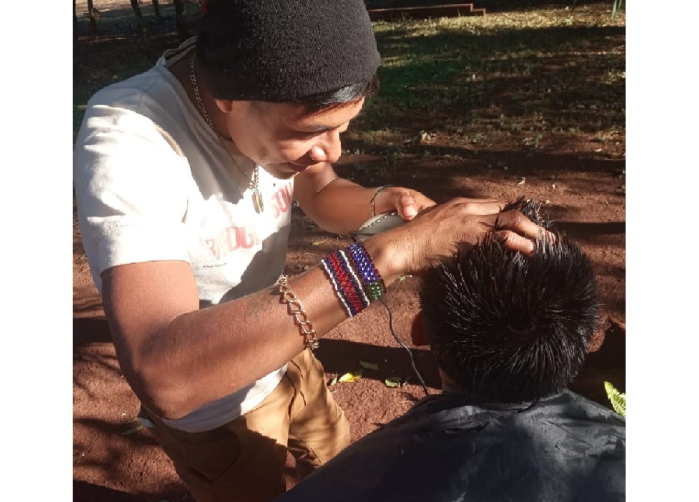 Ya realizan cortes los primeros peluqueros Mbya Guaraní de Misiones