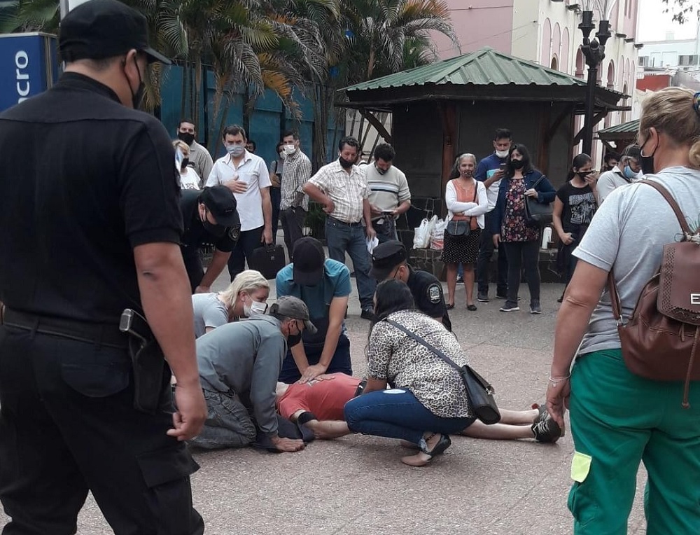 Conocido paseador de perros se desvaneció en la plaza 9 de Julio y murió