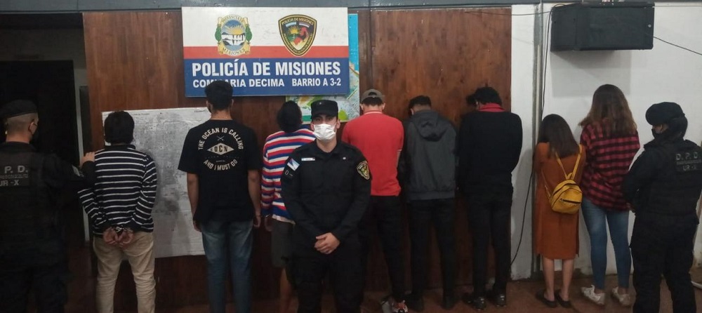 Fueron a dispersar una fiesta clandestina y los recibieron a piedrazos