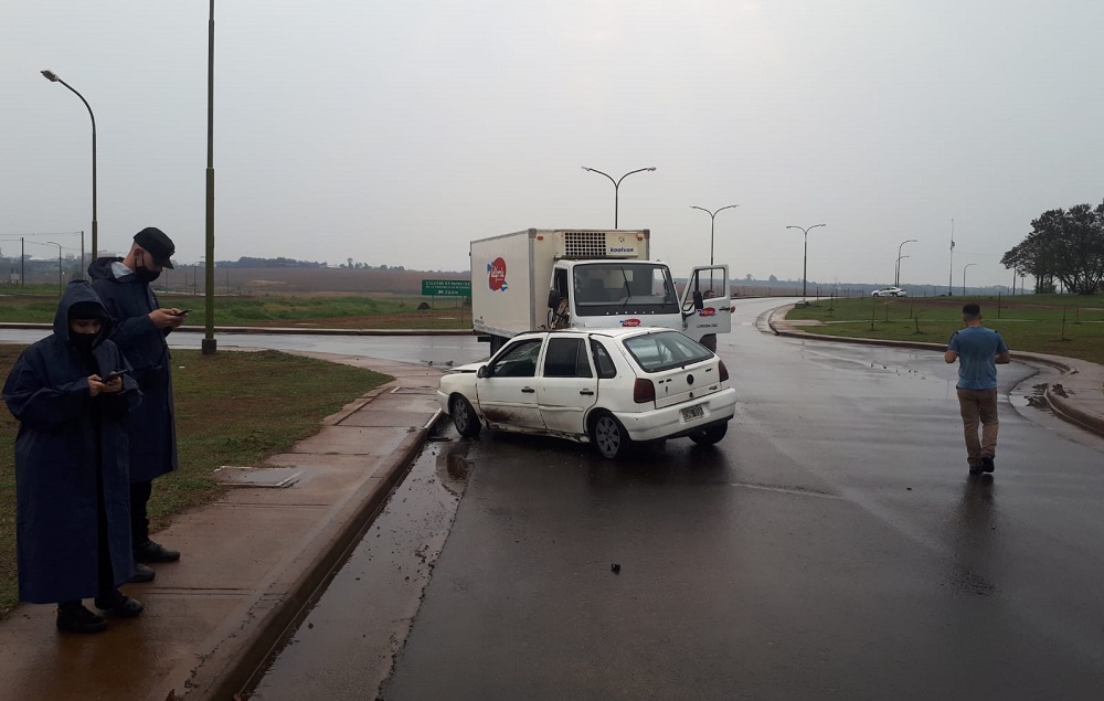 Una joven herida en choque entre auto y camión en Costanera Oeste
