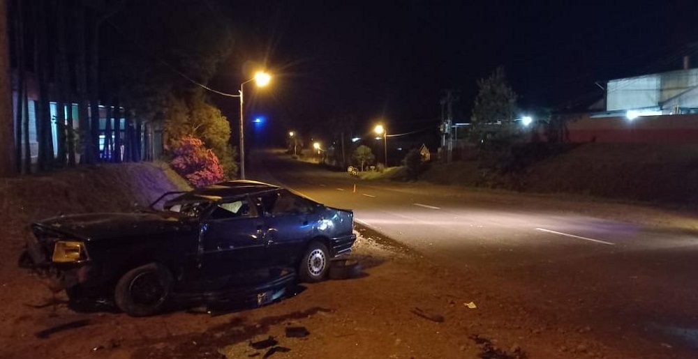 Murió al salir despedido del auto tras chocar con una alcantarilla