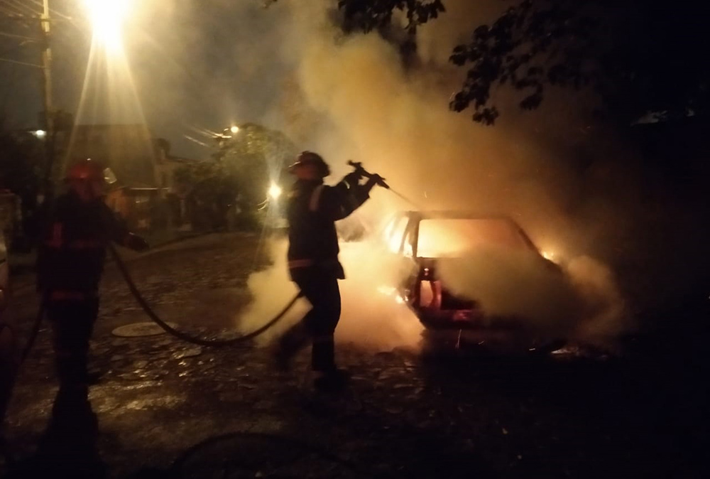 Bomberos sofocaron incendio de un vehículo en Oberá