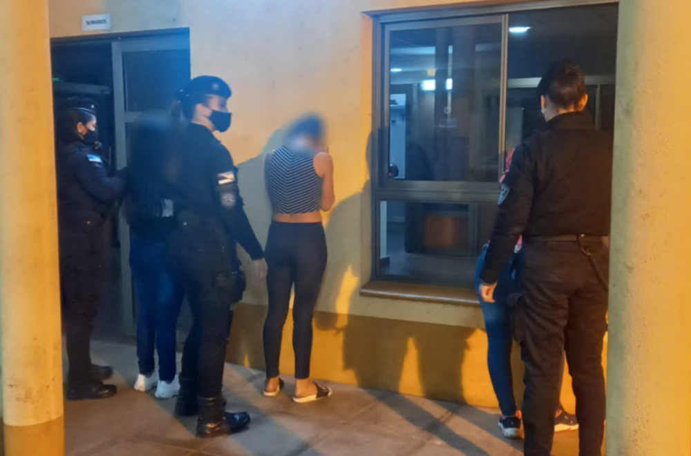 Detuvieron a tres jóvenes por atacar a un hombre a la salida de un bar