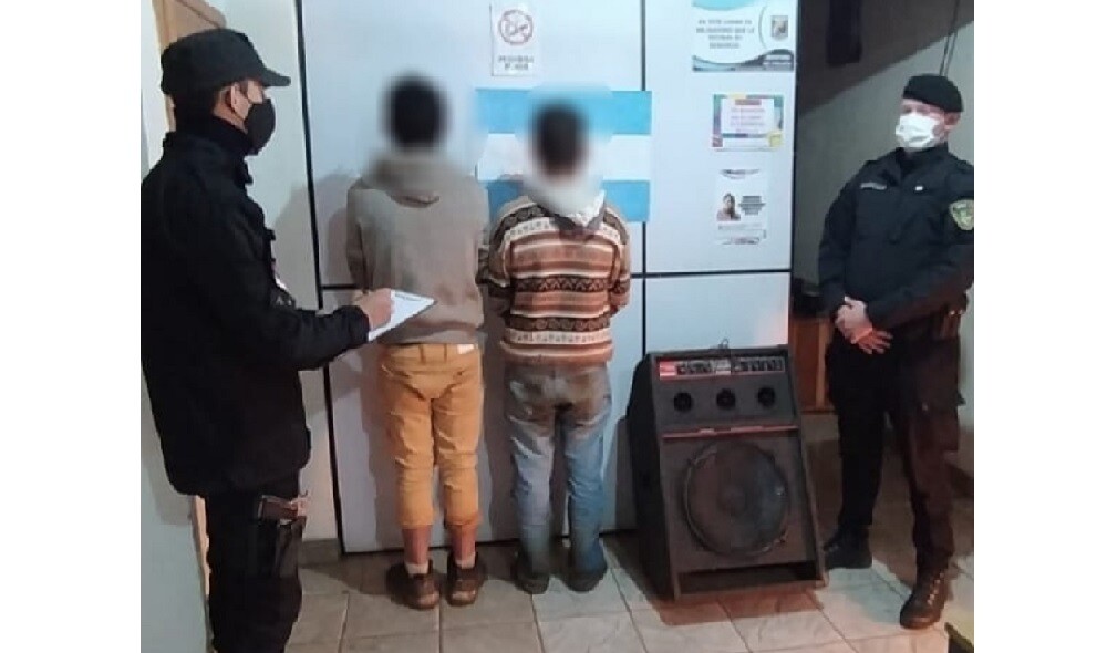 Robaron el parlante de una escuela y terminaron tras las rejas