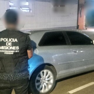 Detuvieron a dos hombres que robaron un auto con una grúa