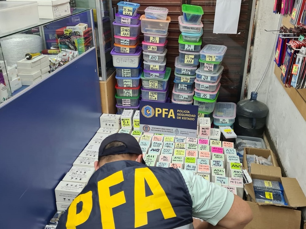 Secuestran millonario contrabando de celulares y accesorios