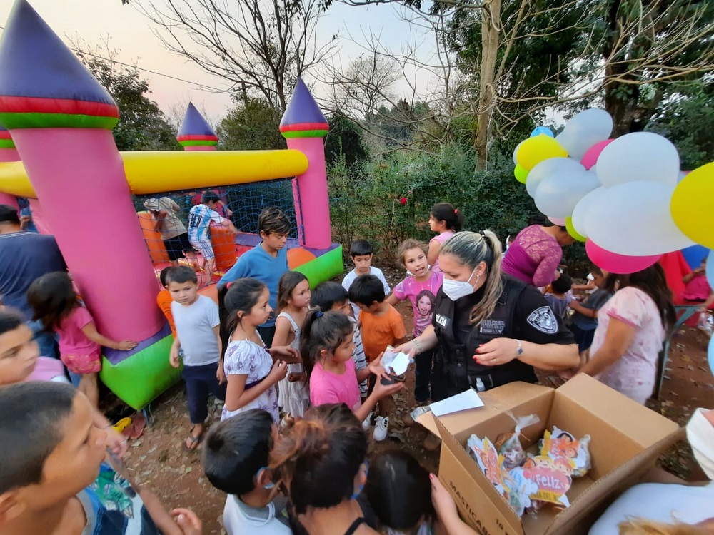 Personal policial festejo el Día del Niño en un merendero en Capioví