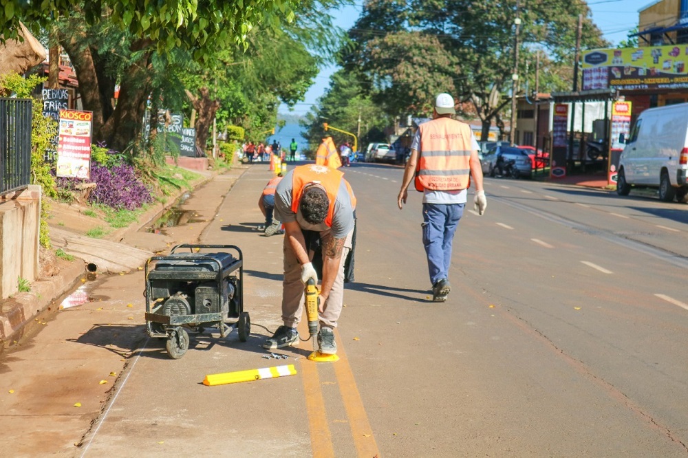 Instalan separadores viales sobre la avenida Tambor de Tacuarí