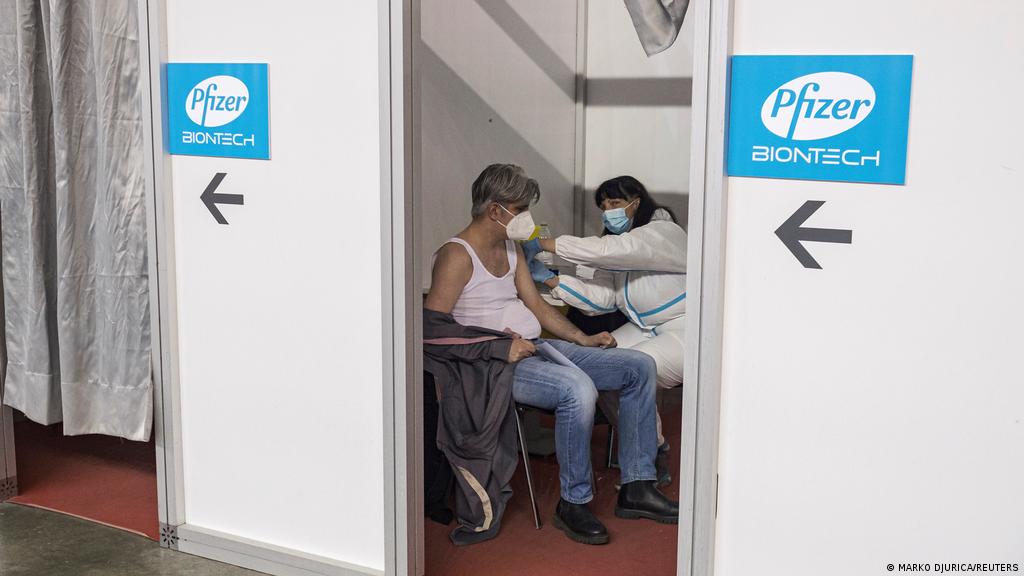 Qué dijo la enfermera que inyectó suero a miles de personas en lugar de vacuna