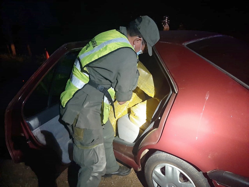 Abandonan vehículo cargado con 309 kilos de marihuana (2)