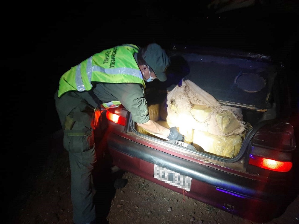 Abandonan vehículo cargado con 309 kilos de marihuana (3)