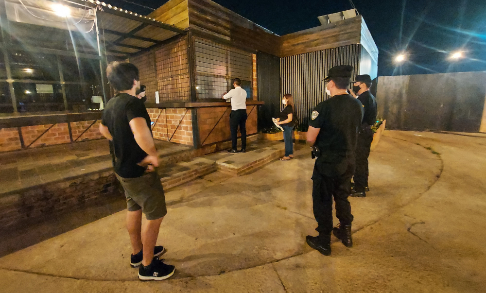 Clausuraron bar de la costanera y el show de “Los Totora”