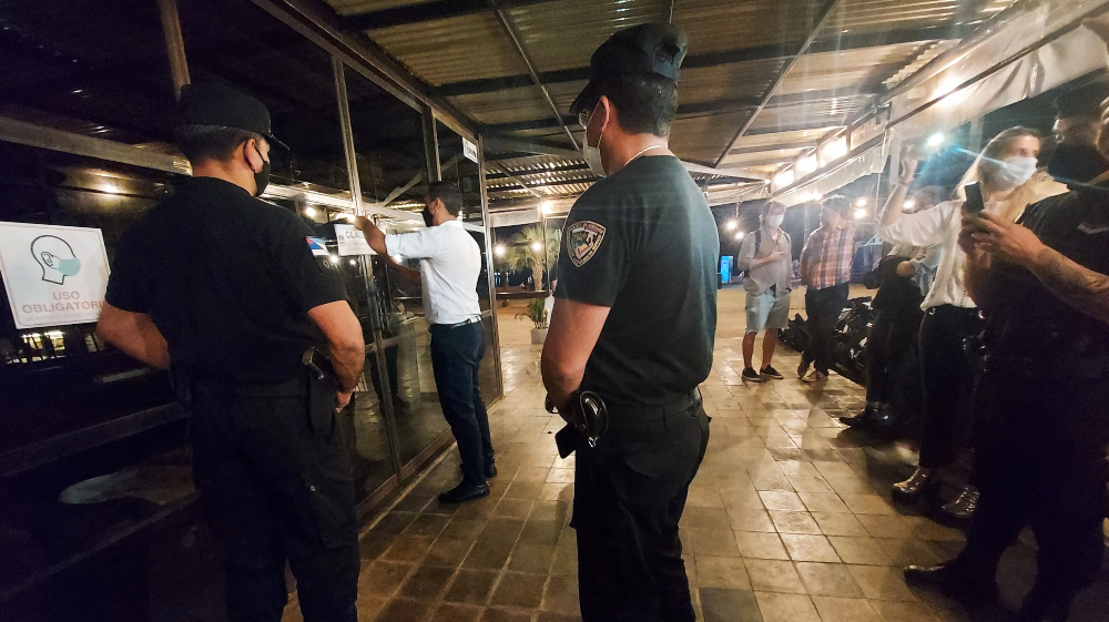 Clausuraron bar de la costanera y el show de “Los Totora”