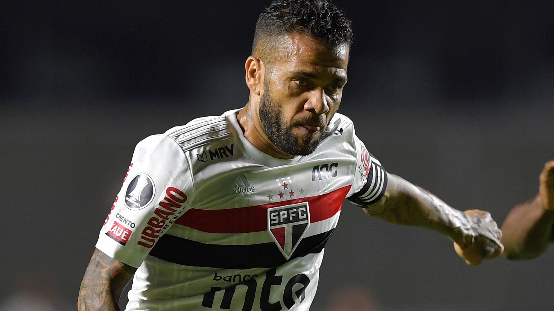 Deudas, descontento y duro comunicado: Dani Alves deja Sao Paulo