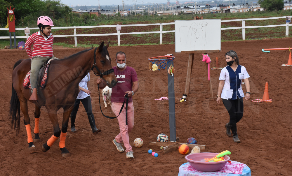 Misiones inauguró un nuevo centro de terapias con caballos y animales