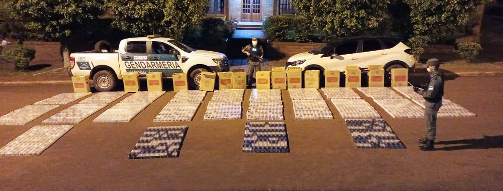 Cigarrilleros intentaron huir con 12 mil atados “importados” en su vehículo