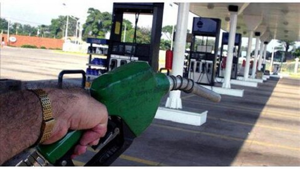 El litro de nafta en Brasil vale $120 con real oficial y $200 con el “blue”